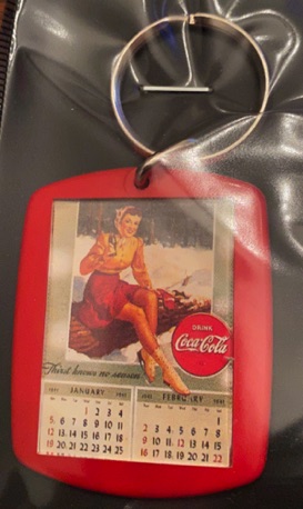 93229-1 € 2,00 coca cola sleutelhanger  dame zittend en kalender.jpeg